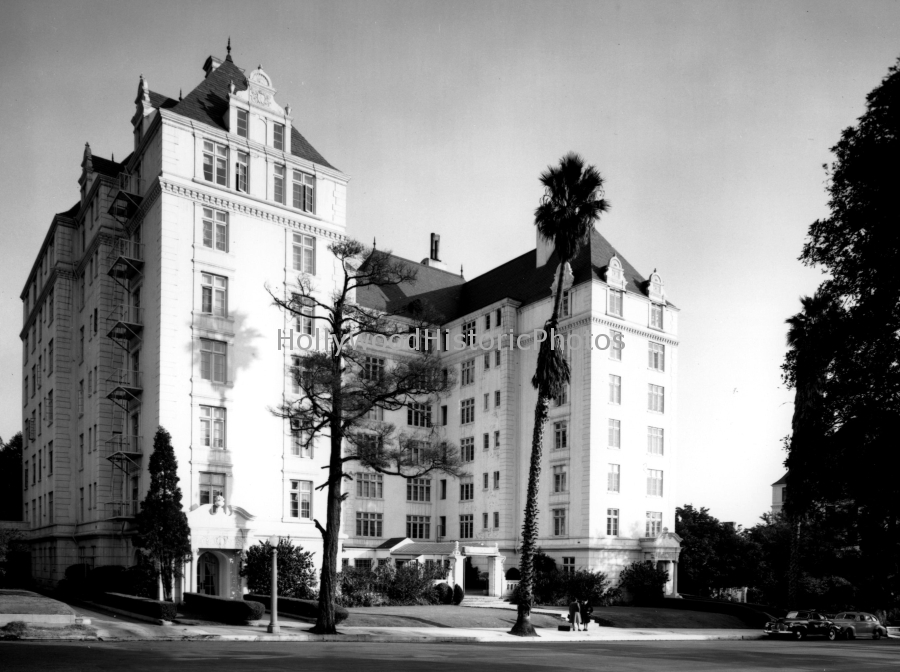 Voltaire 1940 1424 Crescent Heights Blvd.jpg